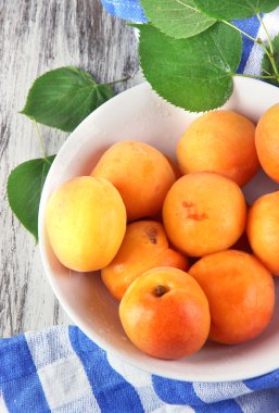 peçete ahşap tablo üzerinde kesim için gemide kayısı