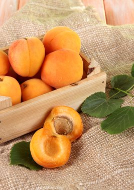 ahşap masa üzerinde torbalama çekmece içinde kayısı