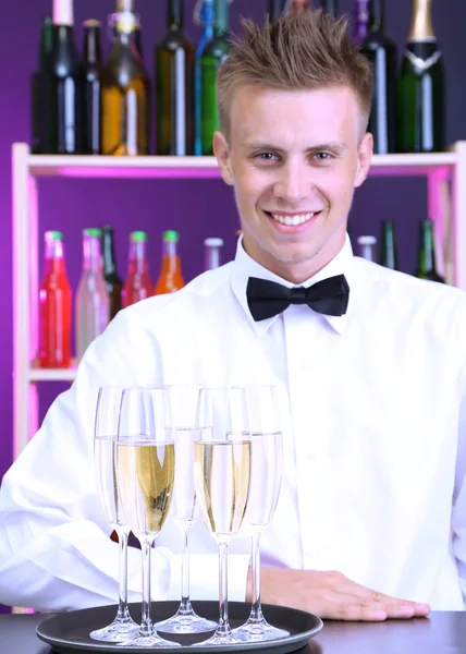 Bartender håller bricka med champagneglas — Stockfoto