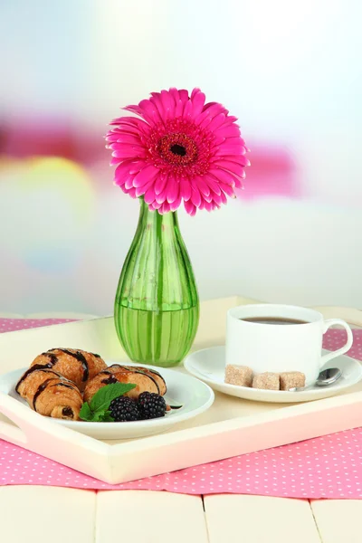 Bandeja de madeira com café da manhã, na mesa de madeira, no fundo claro — Fotografia de Stock