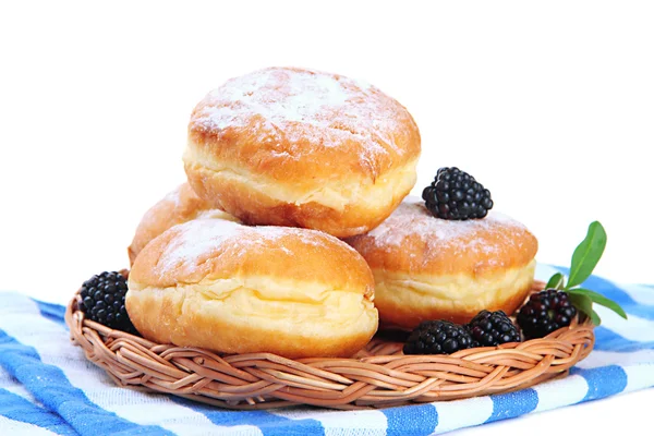 Sabrosas rosquillas con bayas, aisladas en blanco — Foto de Stock