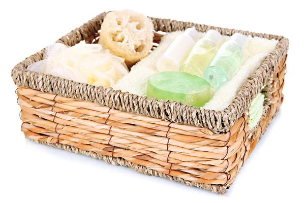 Conjunto para spa em cesta de vime, isolado em branco — Fotografia de Stock