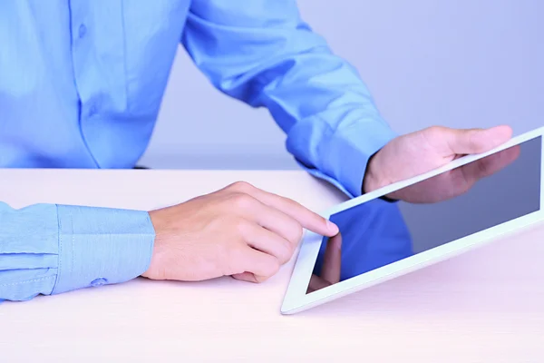 Empresario con cuaderno en primer plano de oficina — Foto de Stock