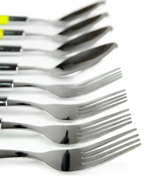 Cucchiai e forchette isolati su bianco — Foto Stock