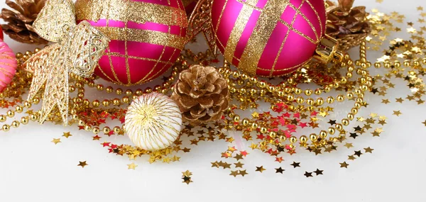 güzel pembe Noel topları ve üzerinde beyaz izole koniler
