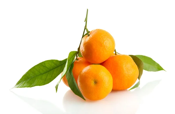 Reife süße Mandarinen mit Blättern, isoliert auf weiß — Stockfoto