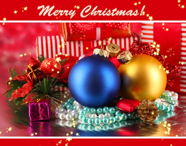Boże Narodzenie dekoracje i prezenty pola na szarym tle — Zdjęcie stockowe
