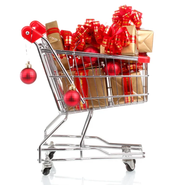 Belos presentes dourados com fita vermelha e bolas de Natal no carrinho de compras isolado no branco — Fotografia de Stock