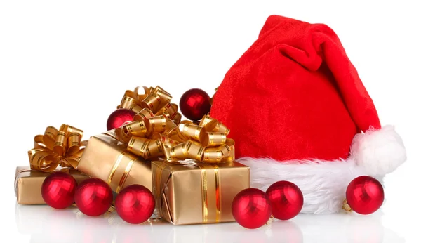 Szép karácsonyi kalapot, ajándékok és karácsonyi golyókat elszigetelt fehér — Stock Fotó