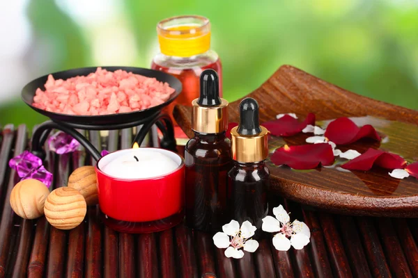 Wellness-Komposition mit Aromaölen auf Tisch auf hellem Hintergrund — Stockfoto