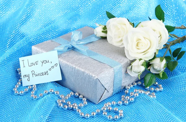 Romantisches Paket auf blauem Stoff Hintergrund — Stockfoto