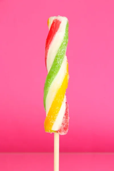 Colorido zumo de fruta hielo sobre fondo rosa — Foto de Stock