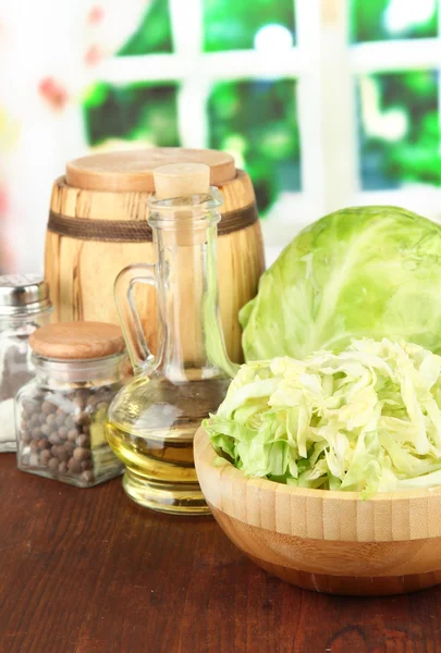 Cavolo verde, olio, spezie sul tagliere, su sfondo brillante — Foto Stock