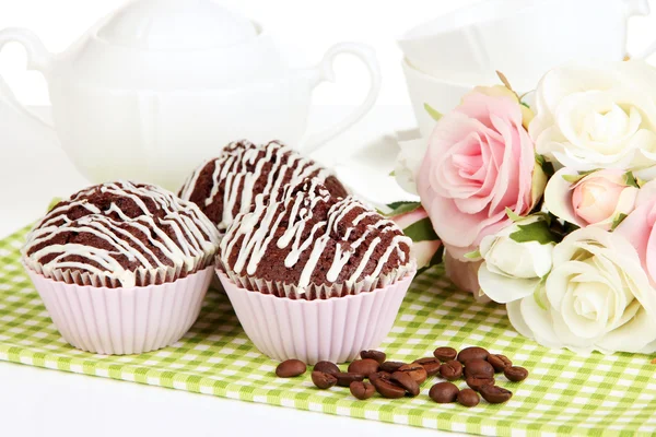 Doces cupcakes de chocolate de perto — Fotografia de Stock