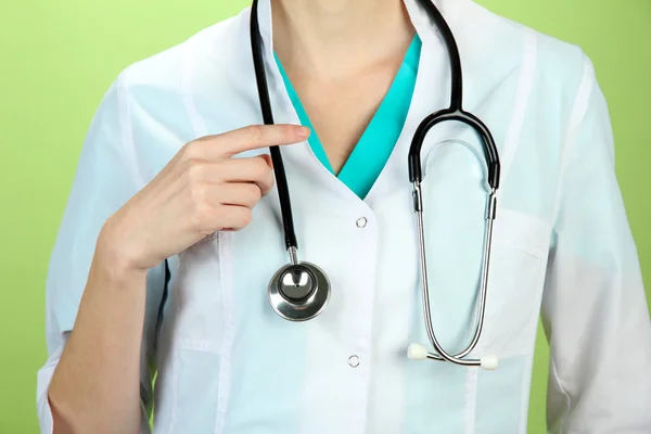 Médecin avec stéthoscope, sur fond de couleur — Photo