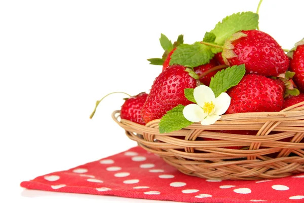 Fresas dulces maduras en cesta, aisladas en blanco — Foto de Stock