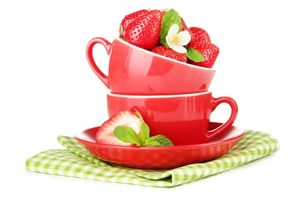 Dojrzałe słodkie truskawki w szklanki czerwonego, na białym tle — Zdjęcie stockowe
