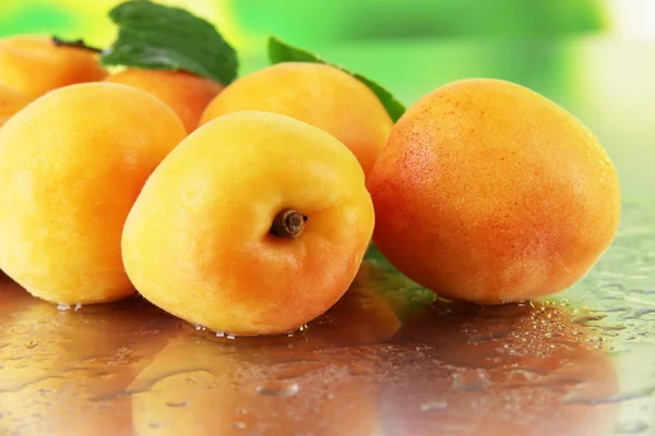 Albaricoques sobre fondo natural — Foto de Stock