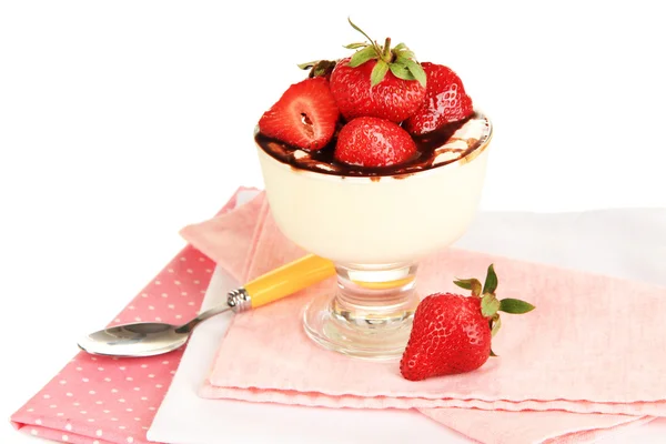 Delizioso dessert alla fragola in vaso di vetro isolato su bianco — Foto Stock