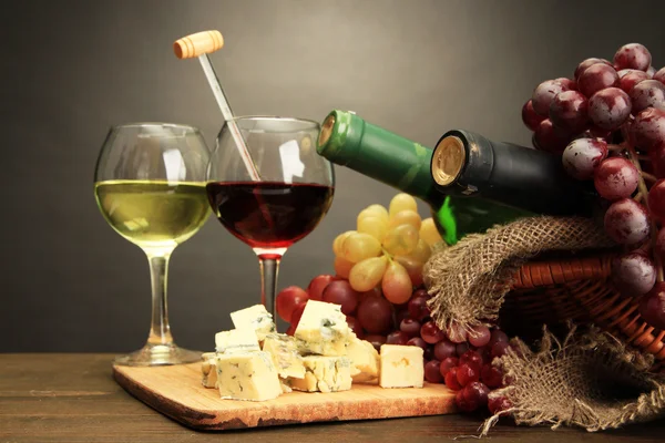 Komposition mit Wein, Blauschimmelkäse und Trauben auf Holztisch, auf grauem Hintergrund — Stockfoto