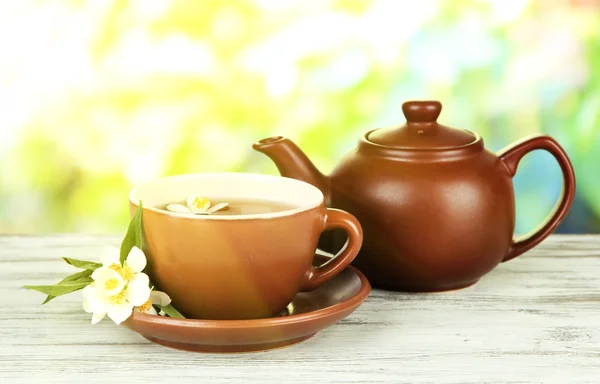 Secangkir teh dengan melati, dengan latar belakang cerah — Stok Foto
