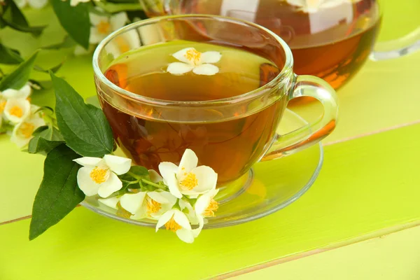 Xícara de chá com jasmim, na mesa de madeira, close-up — Fotografia de Stock