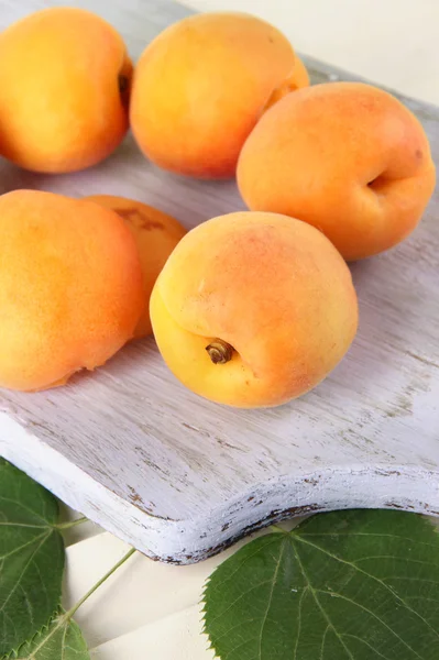 Abricots à bord sur table en bois — Photo