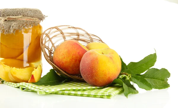 Яр консервованих персиків і свіжих персиків, ізольований на білому — стокове фото
