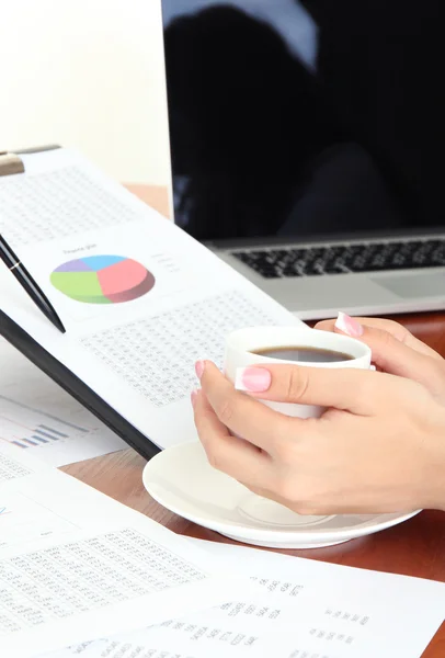 Close up van zakenvrouw handen met kop koffie tijdens teamwerk — Stockfoto