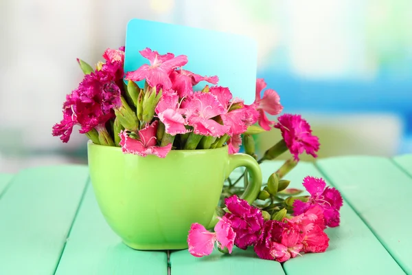 Bouquet d'oeillets, sur table en bois couleur, sur fond lumineux — Photo