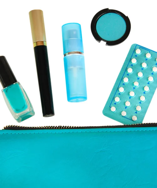 Pastillas hormonales en la bolsa de maquillaje de las mujeres aisladas en blanco — Foto de Stock