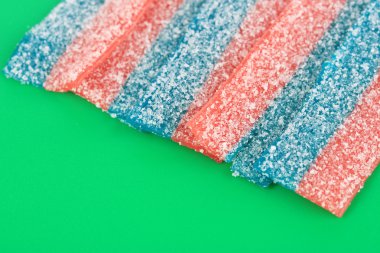 yeşil adam üzerinde tatlı jöleli şekerler