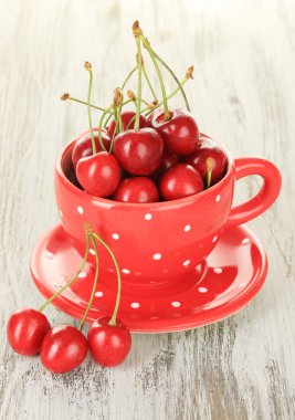kiraz meyveleri Kupası ahşap masa üzerinde kapat
