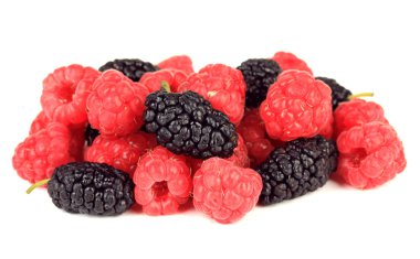 Olgun meyveler üzerinde beyaz izole