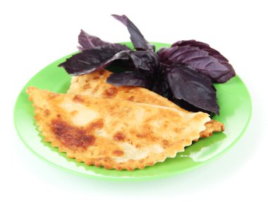 plaka üzerinde beyaz izole, taze otlar ile lezzetli cheburek