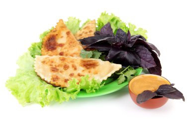 plaka üzerinde beyaz izole, taze otlar ile lezzetli chebureks