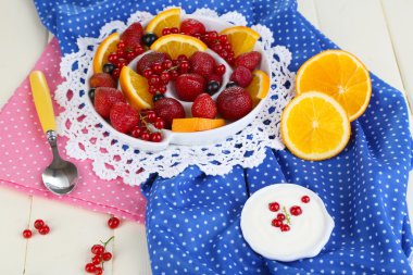 plaka üzerinde ahşap masa yakın çekim yararlı meyve salatası