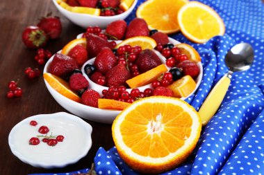 ahşap masa yakın çekim Tabaklarda yararlı meyve salatası