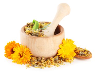 ahşap harç üzerine beyaz izole calendula taze ve kurutulmuş çiçekler