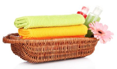 Sepette Beyaz izole renkli havlu ve Kozmetik Şişeler