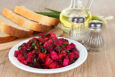 Tablo yakın çekim tabağa pancar salatası