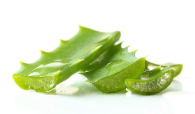 Aloe yaprakları damla, üzerinde beyaz izole