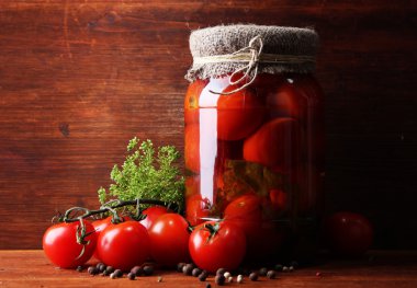 ahşap masa üstünde lezzetli konserve ve taze domates