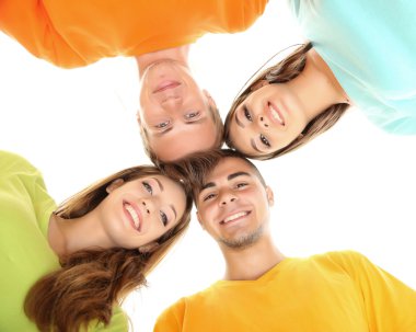 mutlu bir grup üzerinde beyaz izole güzel genç insan