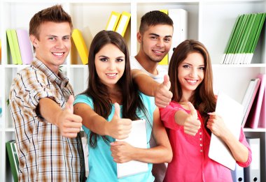 Oda güzel gençleri mutlu grup