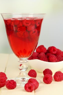 ahşap masa üzerinde taze çilek ile jöle