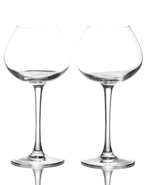 Beyaz şarap kadehleri izole edilmiş.