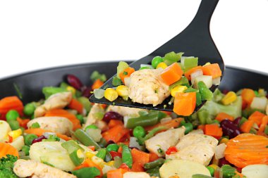 Pan, üzerinde beyaz izole et ve sebze ile güveç