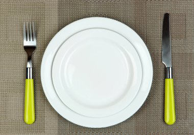 bıçak, renk tabak ve çatal, renkli arka plan üzerinde
