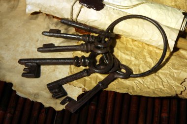 antika anahtarları ve koyu arka plan üzerinde kaydırma